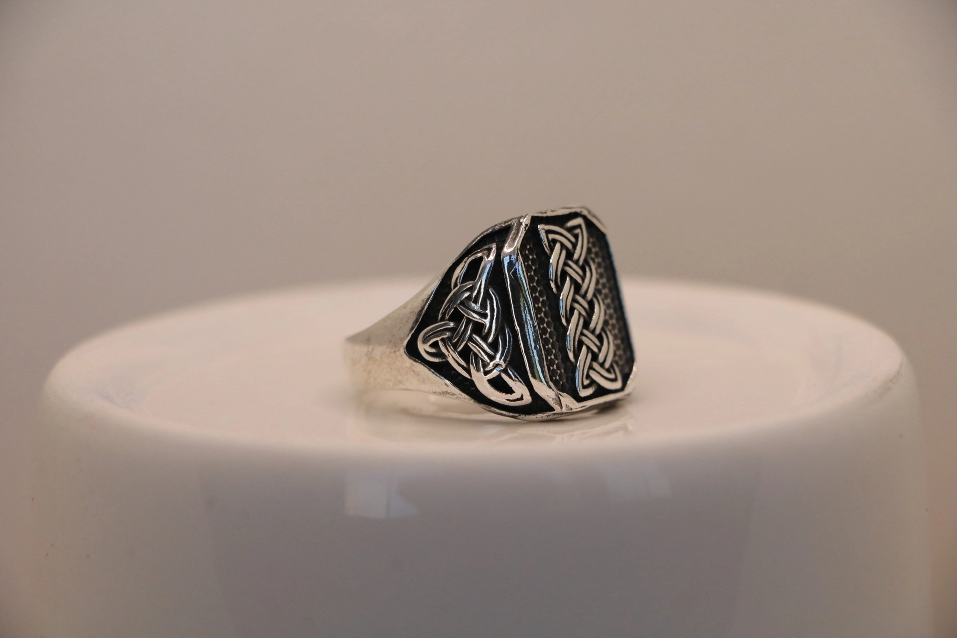 انگشتر نقره مردانه سیاه قلم طرح ریسمان