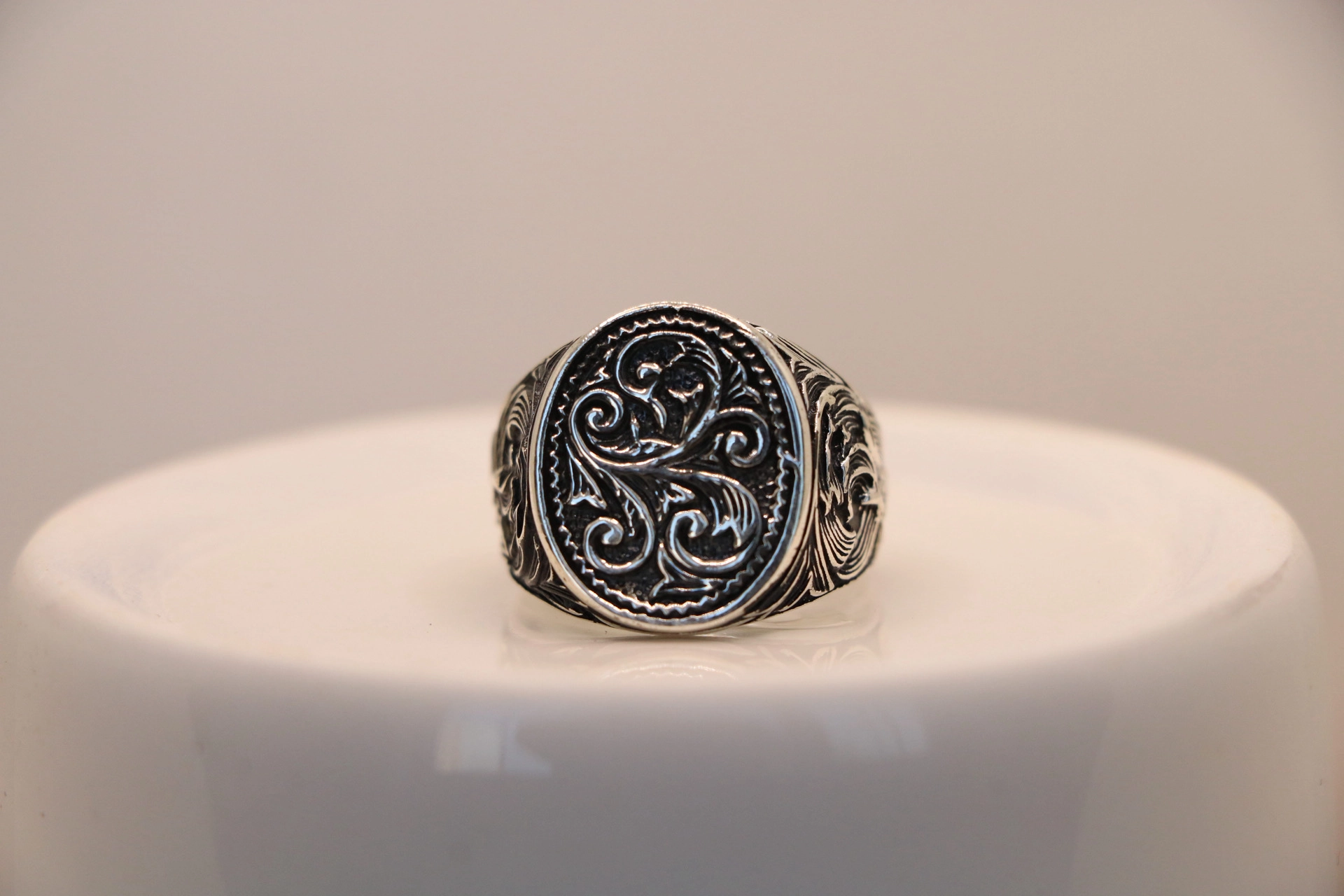 انگشتر نقره مردانه سیاه قلم طرح پیچک