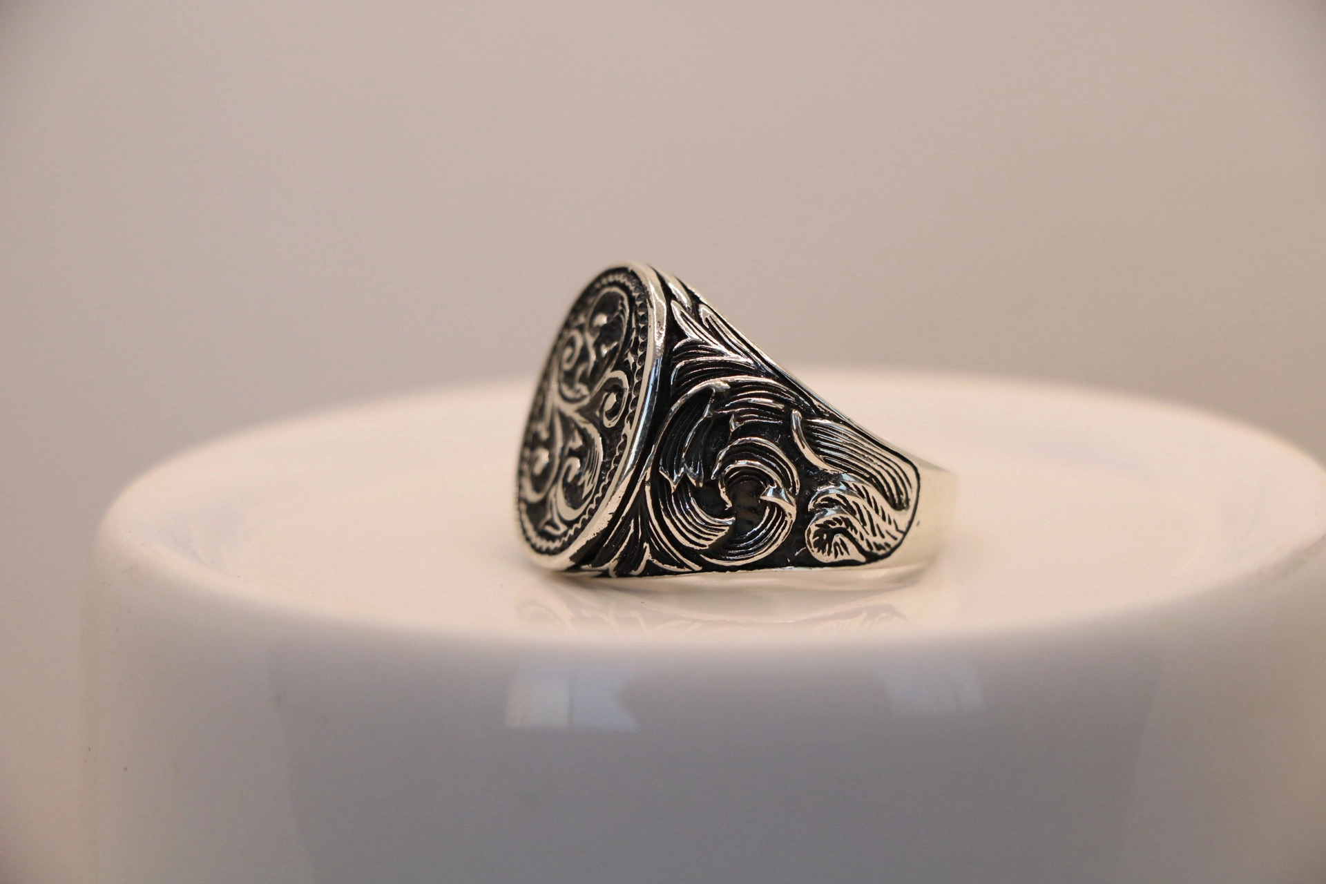 انگشتر نقره مردانه سیاه قلم طرح پیچک