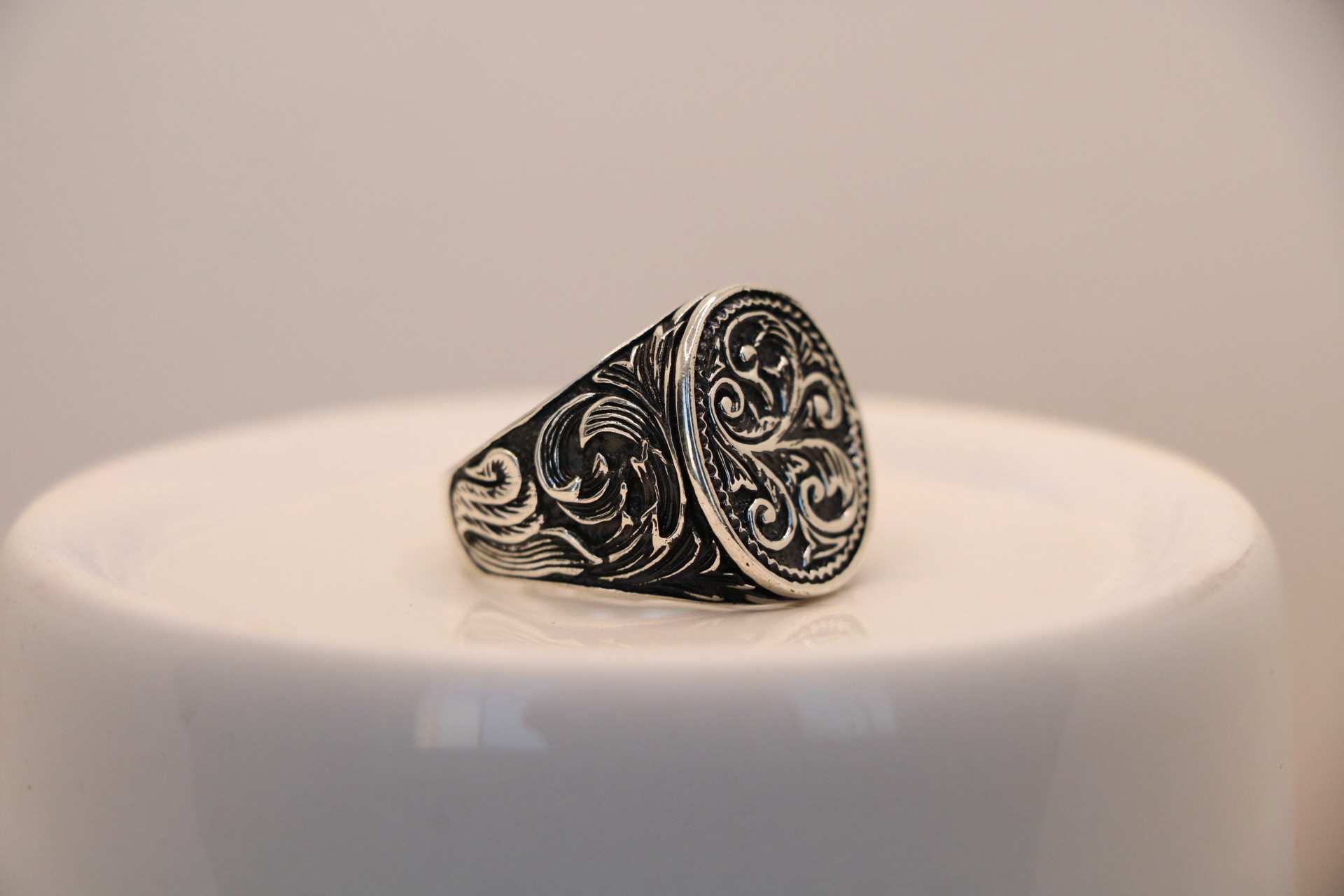 انگشتر نقره مردانه سیاه قلم طرح پیچک