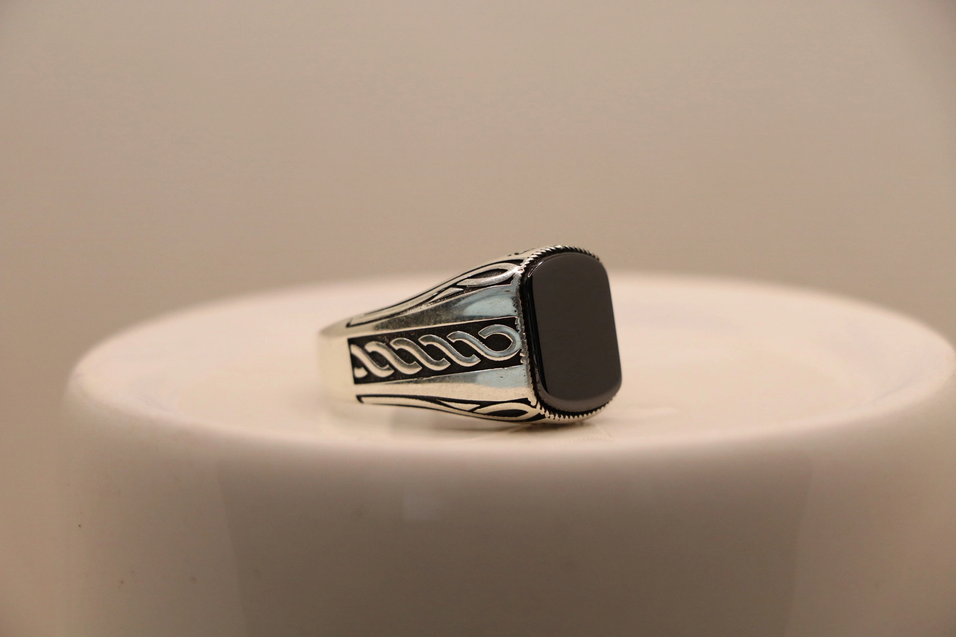 انگشتر نقره مردانه سنگ اونیکس طرح مارپیچ