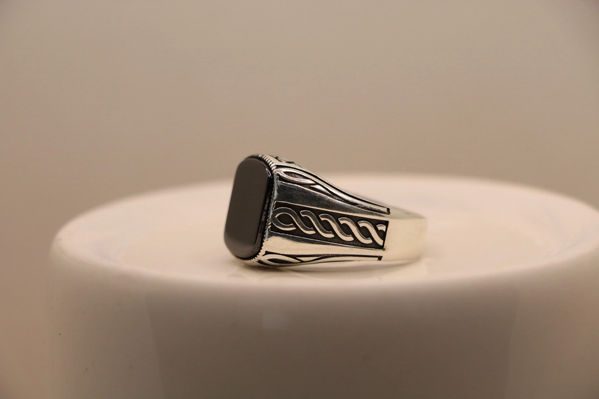 انگشتر نقره مردانه سنگ اونیکس طرح مارپیچ