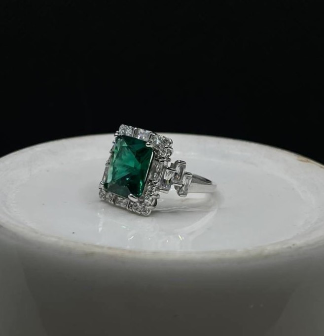 انگشتر نقره زنانه کوارتز سبز نگین باگت