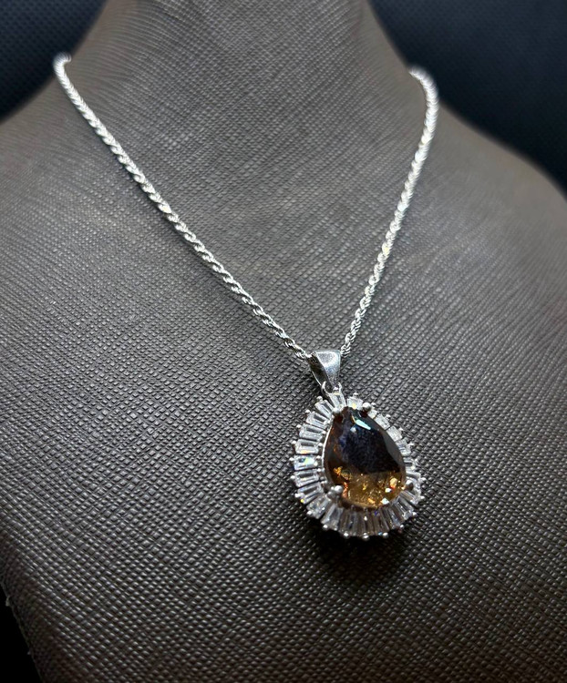 گردنبند نقره زنانه سنگ الکساندریت اشکی دور نگین باگت