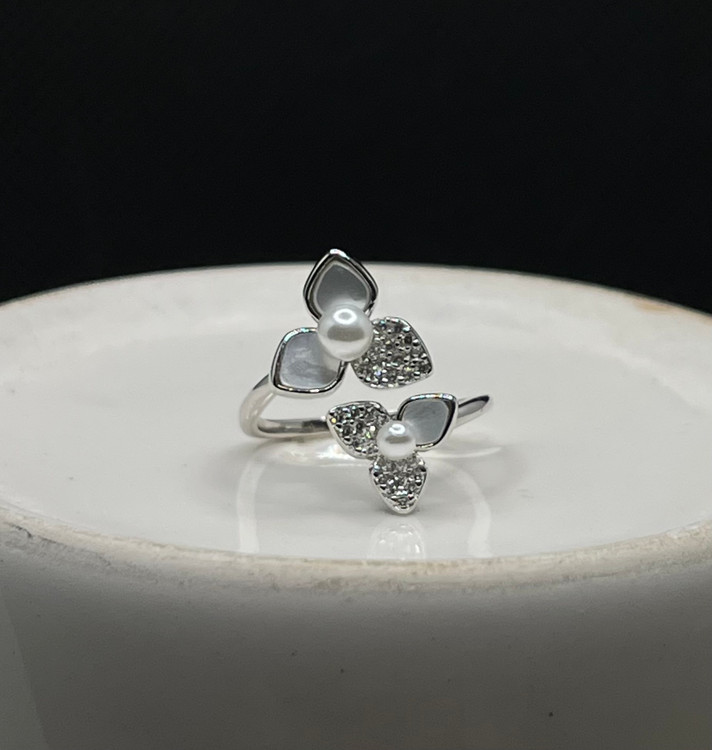 انگشتر نقره زنانه طرح گل صدف و مروارید