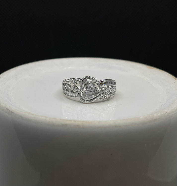 انگشتر نقره زنانه قلبی نگین باگت