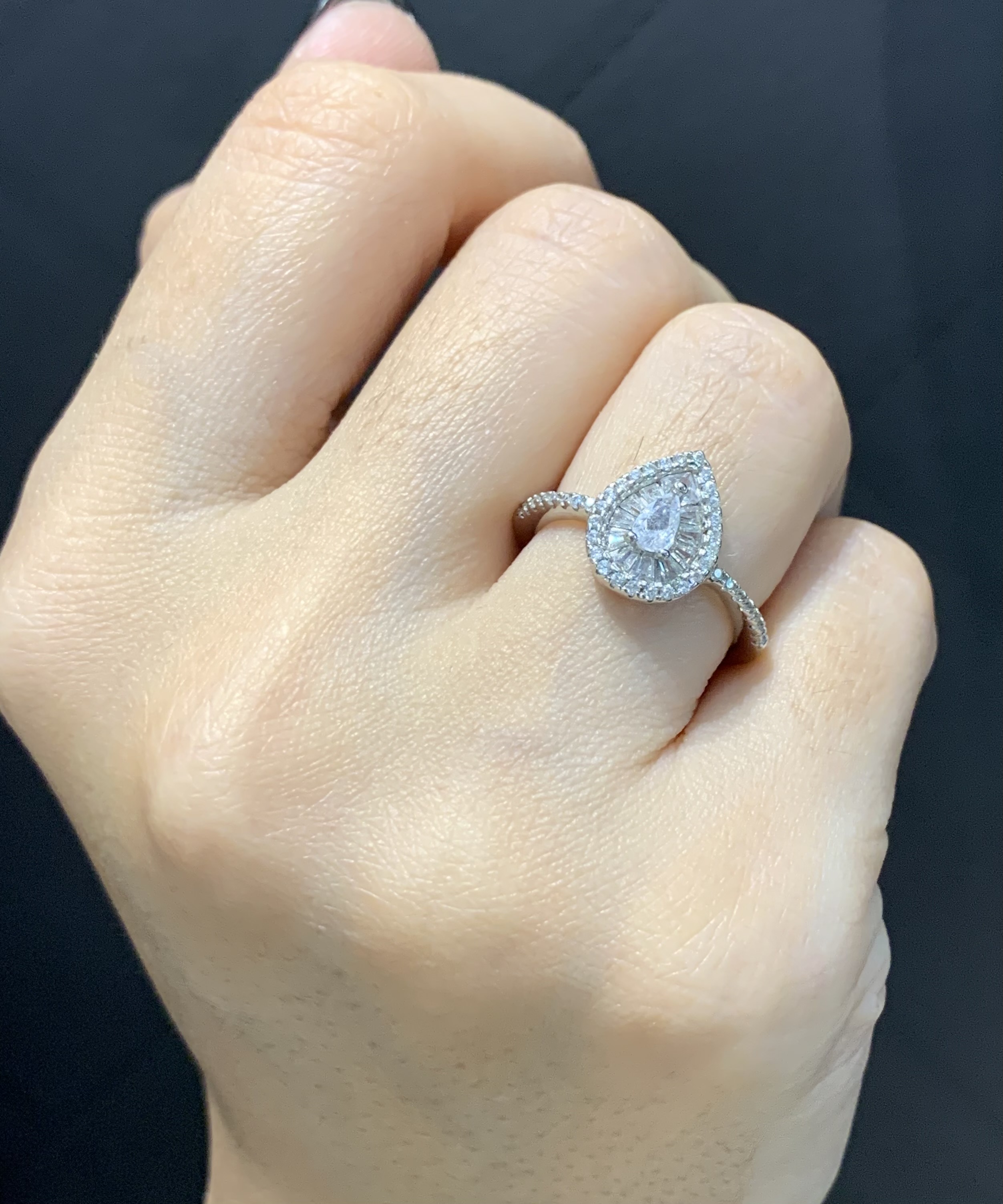 انگشتر نقره زنانه اشکی دور نگین باگت