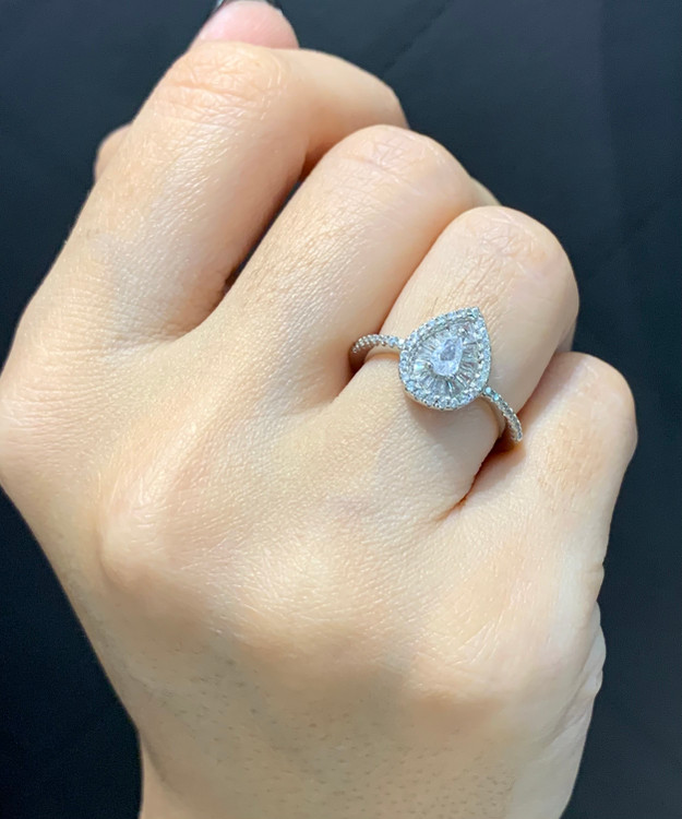 انگشتر نقره زنانه اشکی دور نگین باگت