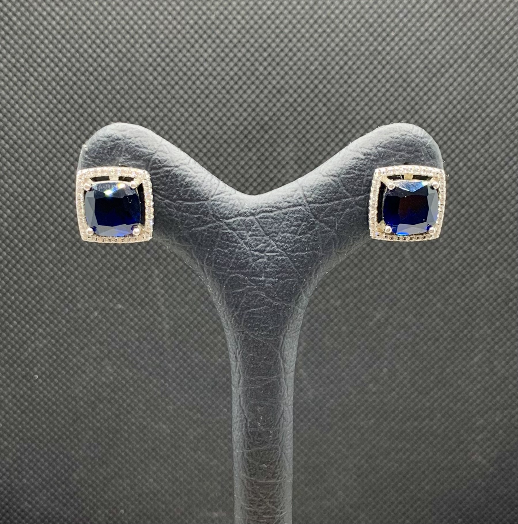 گوشواره نقره زنانه یاقوت کبود دور نگینی