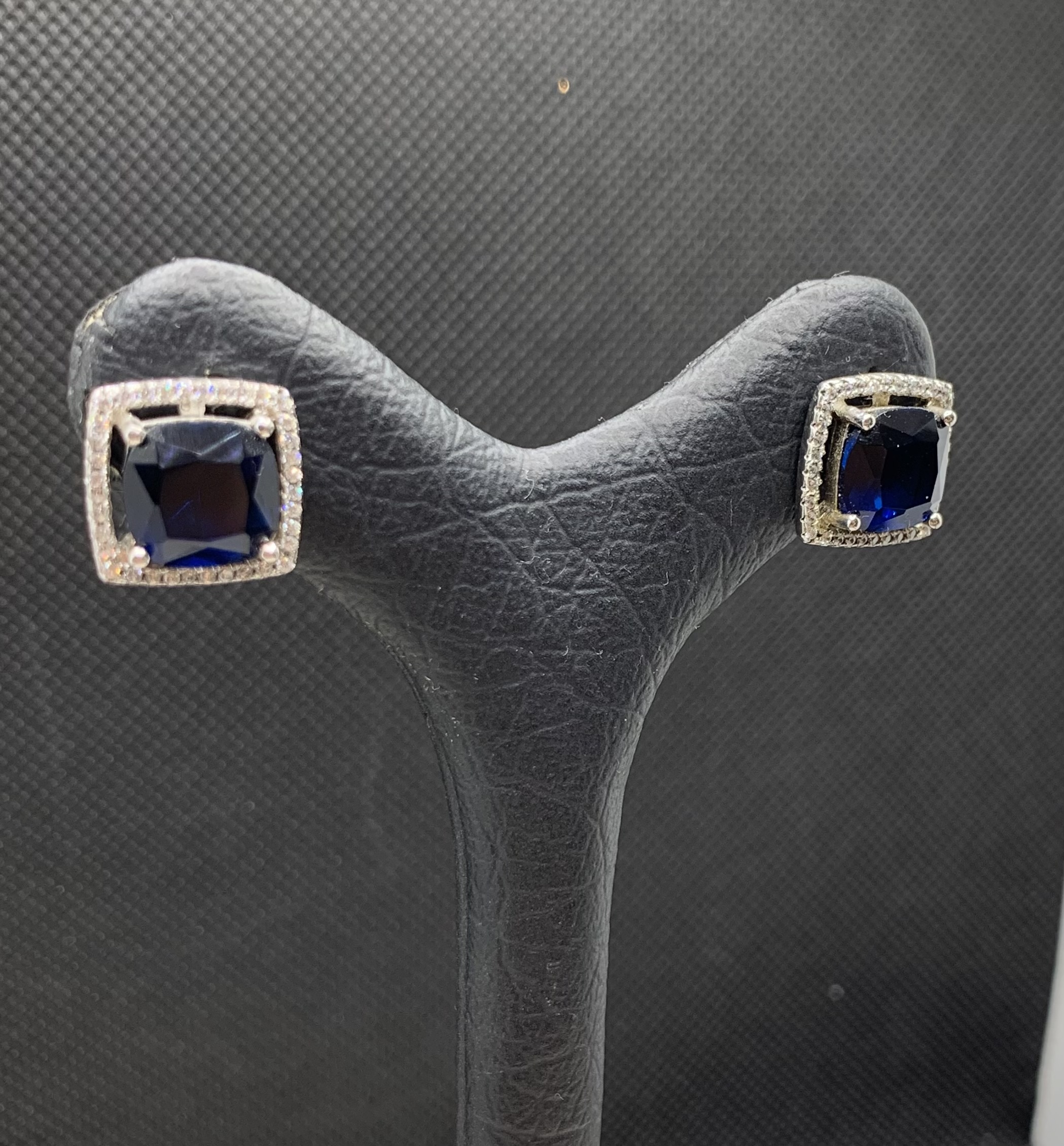 گوشواره نقره زنانه یاقوت کبود دور نگینی