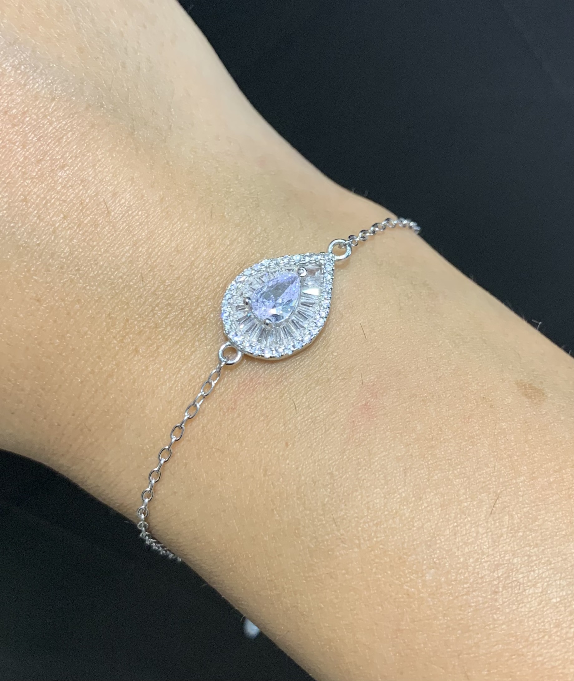 دستبند نقره زنانه اشکی دور نگین باگت