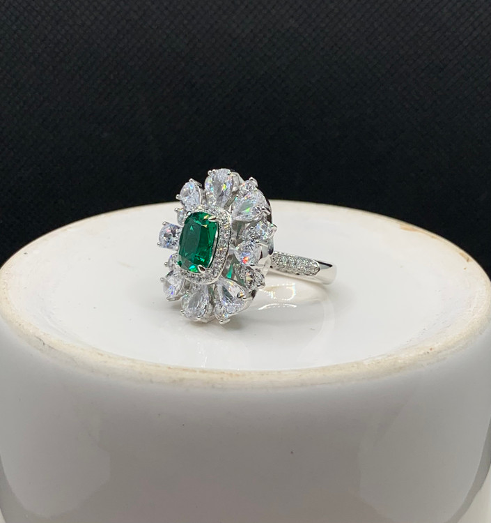 انگشتر نقره زنانه جواهری زمرد سبز اتمی مدل فلاور