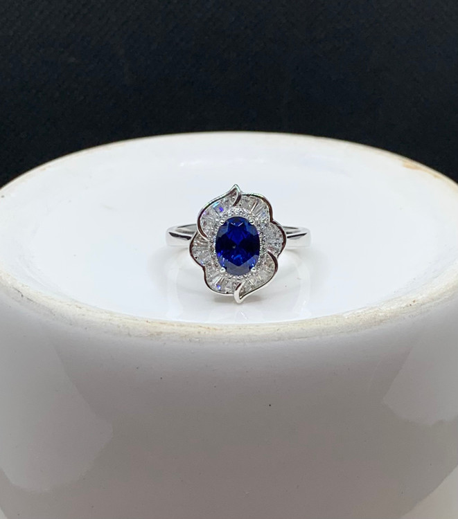 انگشتر نقره زنانه یاقوت کبود اتمی دور نگین باگت