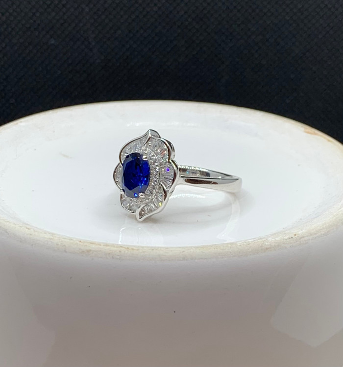 انگشتر نقره زنانه یاقوت کبود اتمی دور نگین باگت